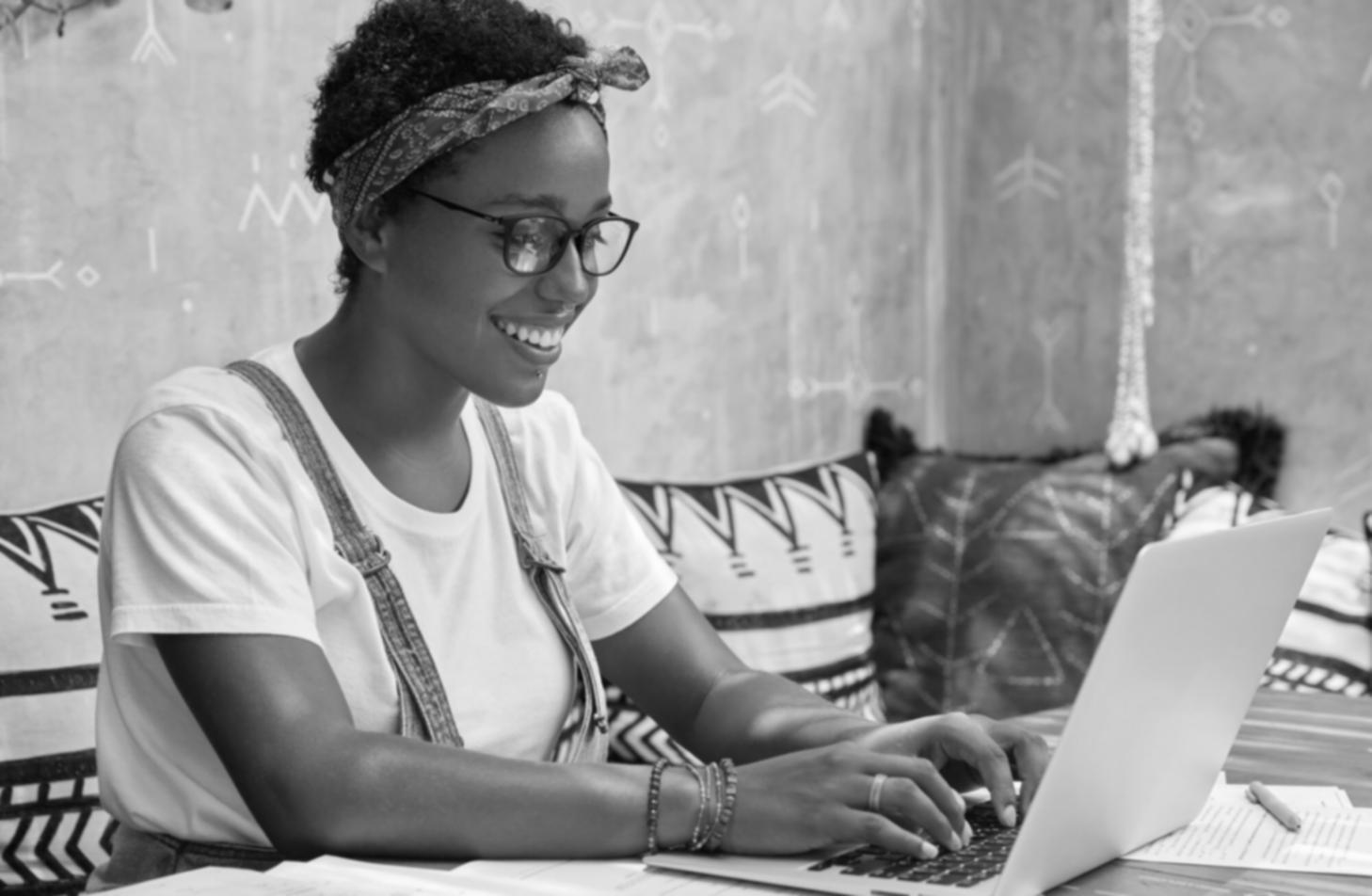 Sesión de formación empresarial en aula moderna